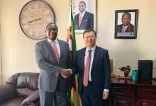 周鼎大使会见津巴布韦财政、经济发展和投资促进部长恩库贝-中非友好经贸发展工作委员会