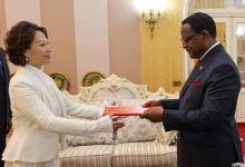 驻马拉维大使陆旭向马总统递交国书-中非友好经贸发展工作委员会