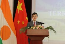 驻尼日尔使馆为尼日尔导演拍摄纪录片《新疆是个好地方》举办首映式-中非友好经贸发展工作委员会