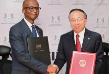 驻博茨瓦纳大使范勇与博副总统兼财长哈奥拉泰签署《中博经济技术合作协定》-中非友好经贸发展工作委员会