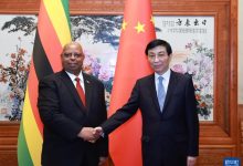 王沪宁会见津巴布韦众议长穆登达-中非友好经贸发展工作委员会